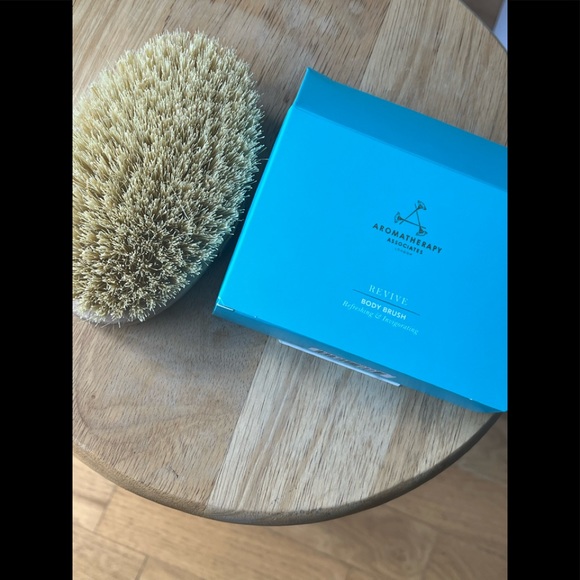 Aromatherapy Associates Revive Body Brush - Picture 4 of 8